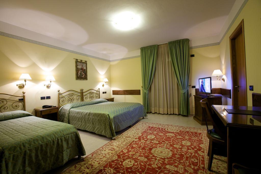 Campiglione Hotel Asís Habitación foto